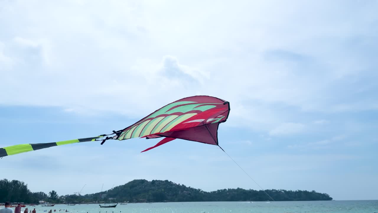 Un vibrante aquilone a ala delta vola contro un cielo blu sopra un paesaggio di spiaggia tropicale