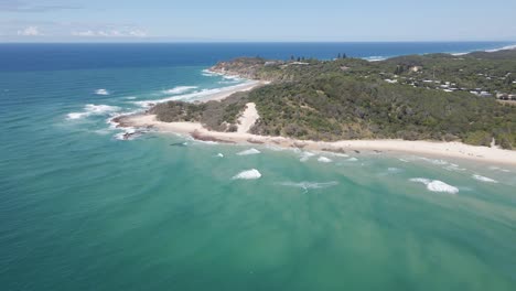 Playa-Aislada-Con-Deadmans-Headland-Foreshore-Cerca-De-La-Playa-Del-Cilindro---Point-Lookout,-North-Stradbroke-En-Queensland,-Australia