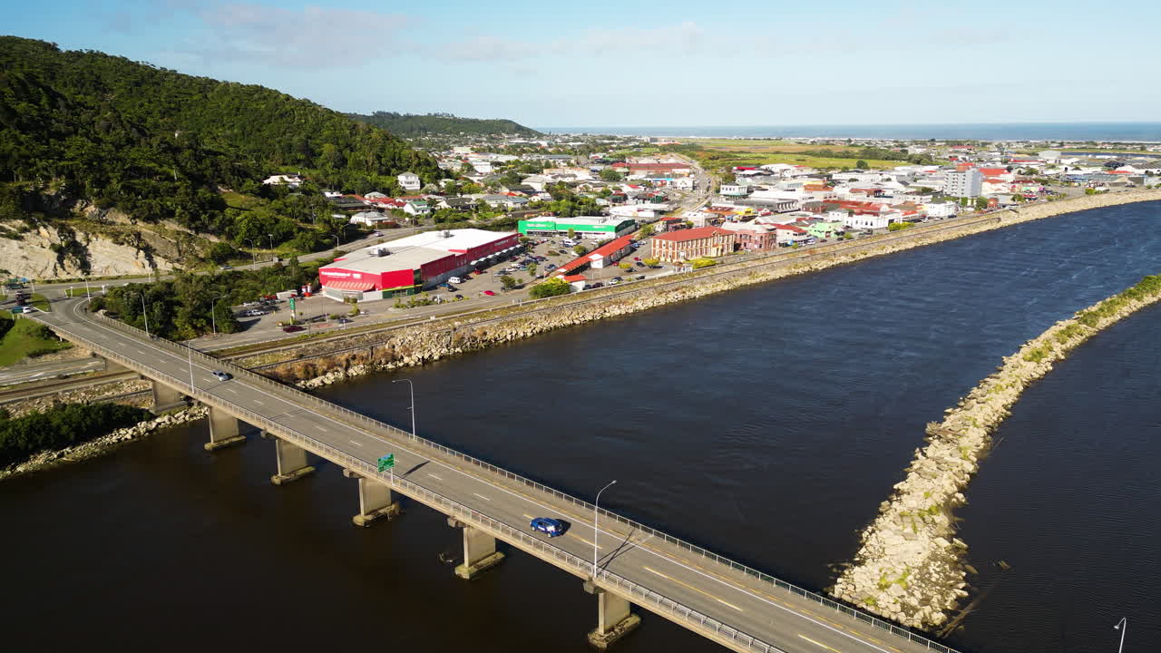una vista desde arriba en un puente sobre un río hokitika
