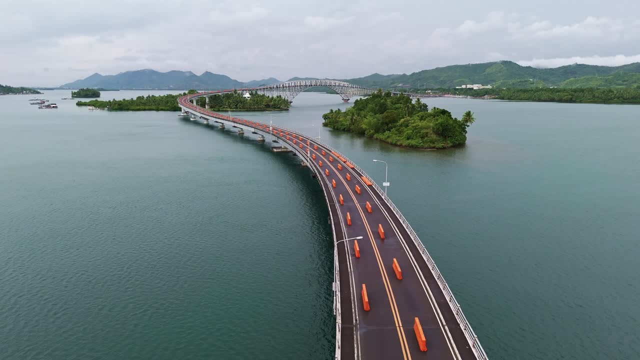 Bridge connecting Leyte and Samar, showcasing San Juanico Bridge&#x27;s curve over water