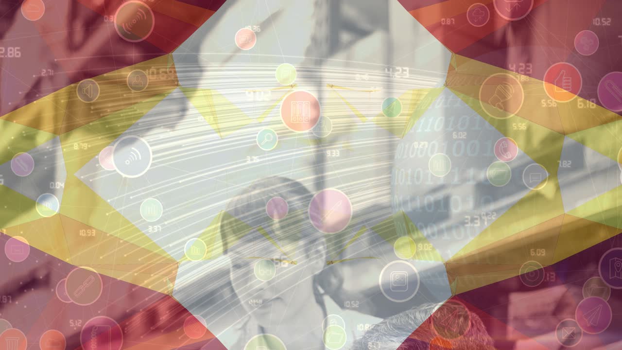 Animación de red de conexiones con iconos digitales sobre una mujer