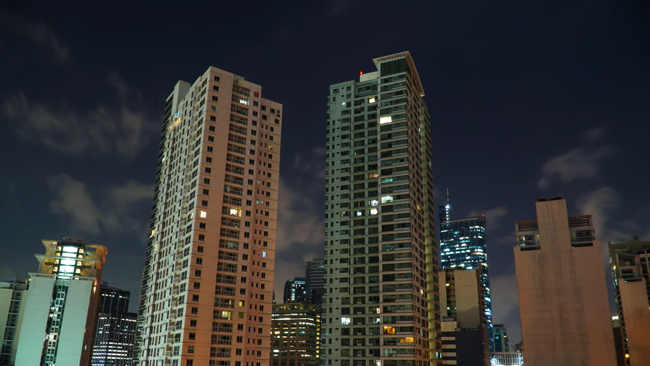 vista panorámica del horizonte de la ciudad de makati en una noche nublada - lapso de tiempo
