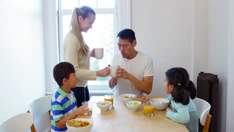 Glückliche-Familie-Beim-Frühstück