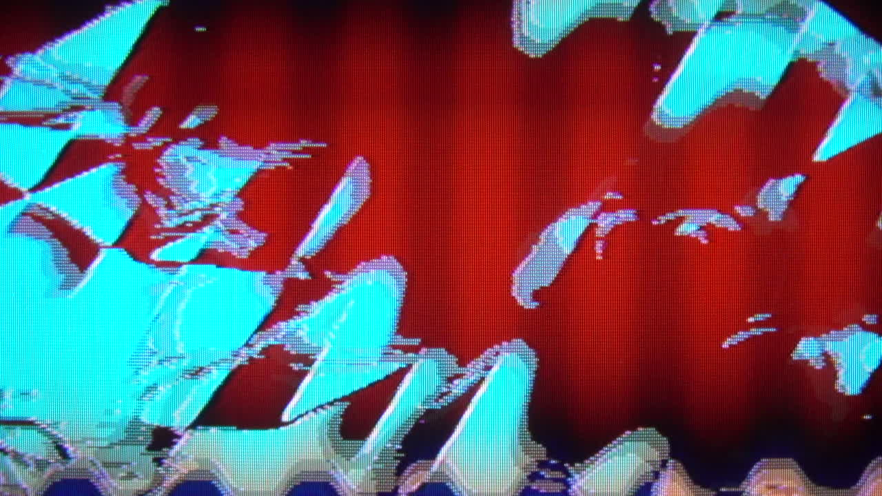 Pilovité a diagonální vzory stoupající vertikálně, vytvořené zpětnou vazbou analogového videosyntetizátoru.