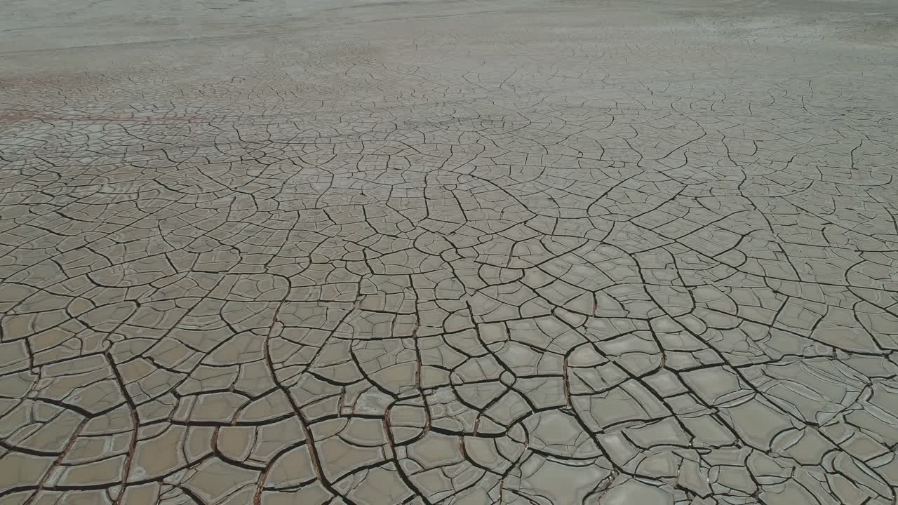 갈라진 젖은 진흙 투성이의 회색 표면