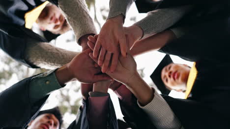 graduados que muestran trabajo en equipo y apoyo