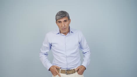 un anciano mirando a la cámara con asombro.