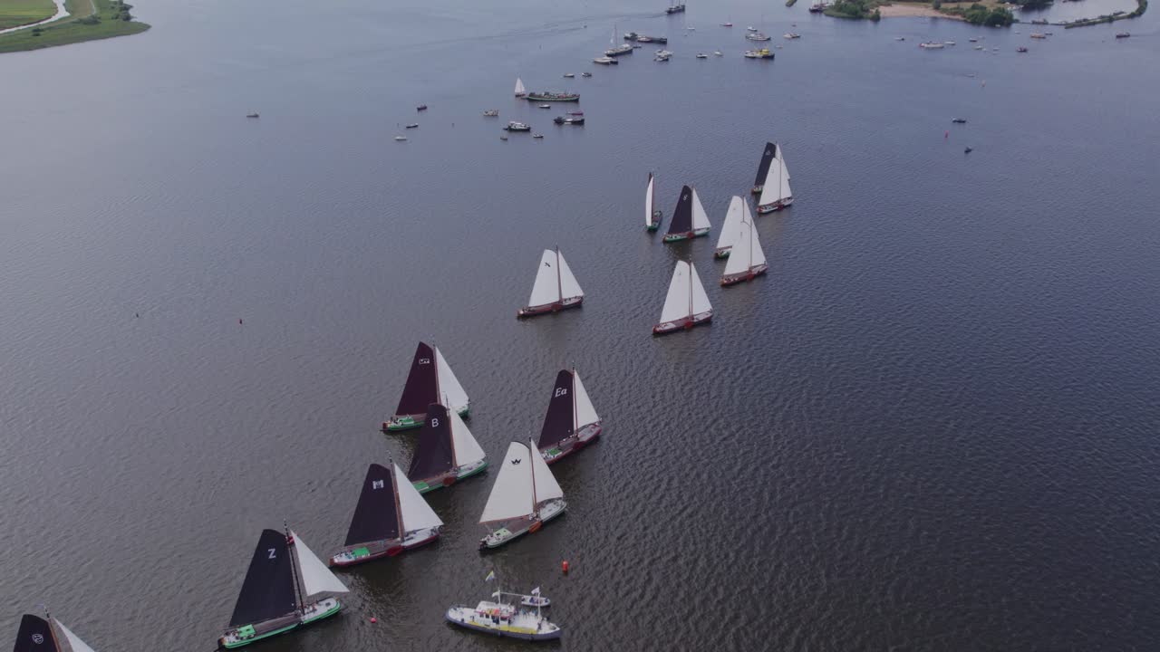 vista desde un avión no tripulado de veleros clásicos en tjeukemeer friesland, aérea