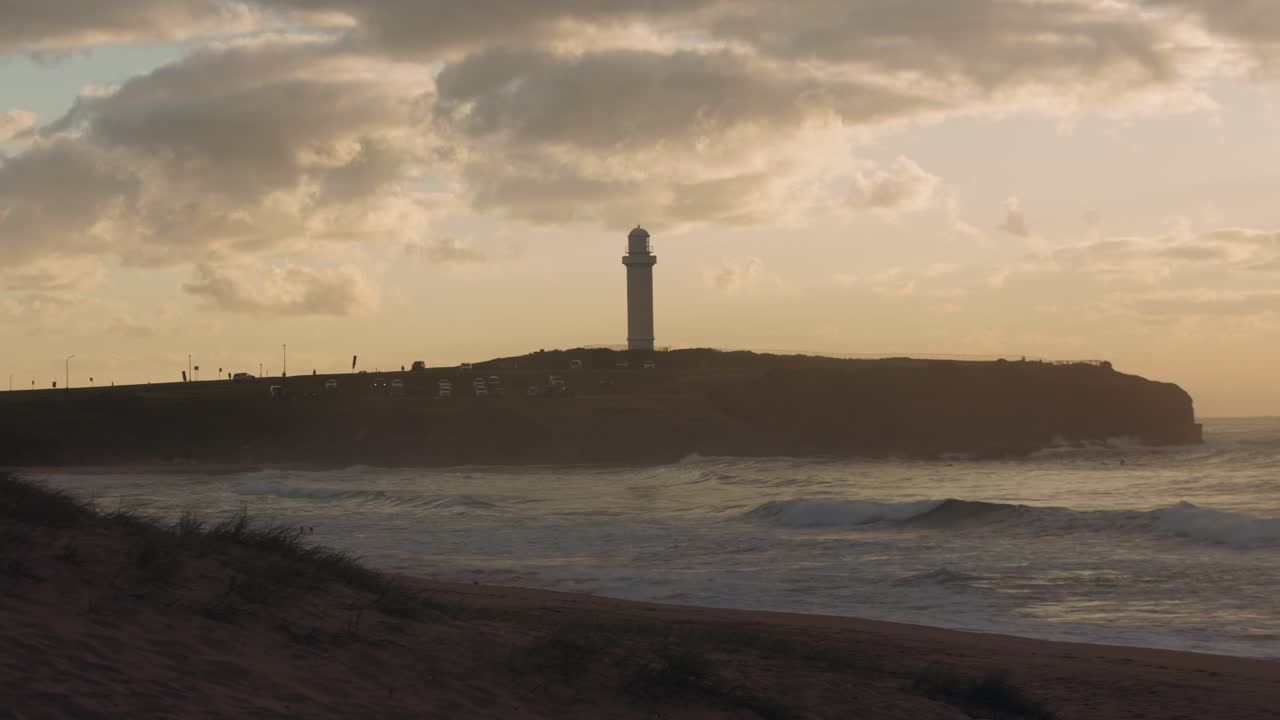 la colina de flagstaff al amanecer, en la ciudad de wollongong, nsw, australia
