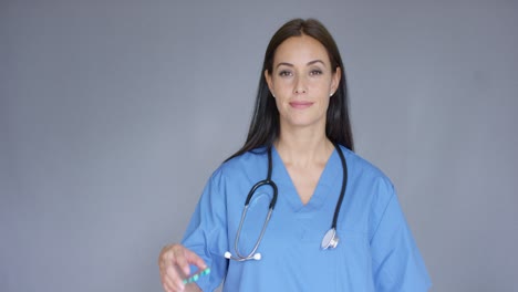 médico con paquete de soporte de estetoscopio