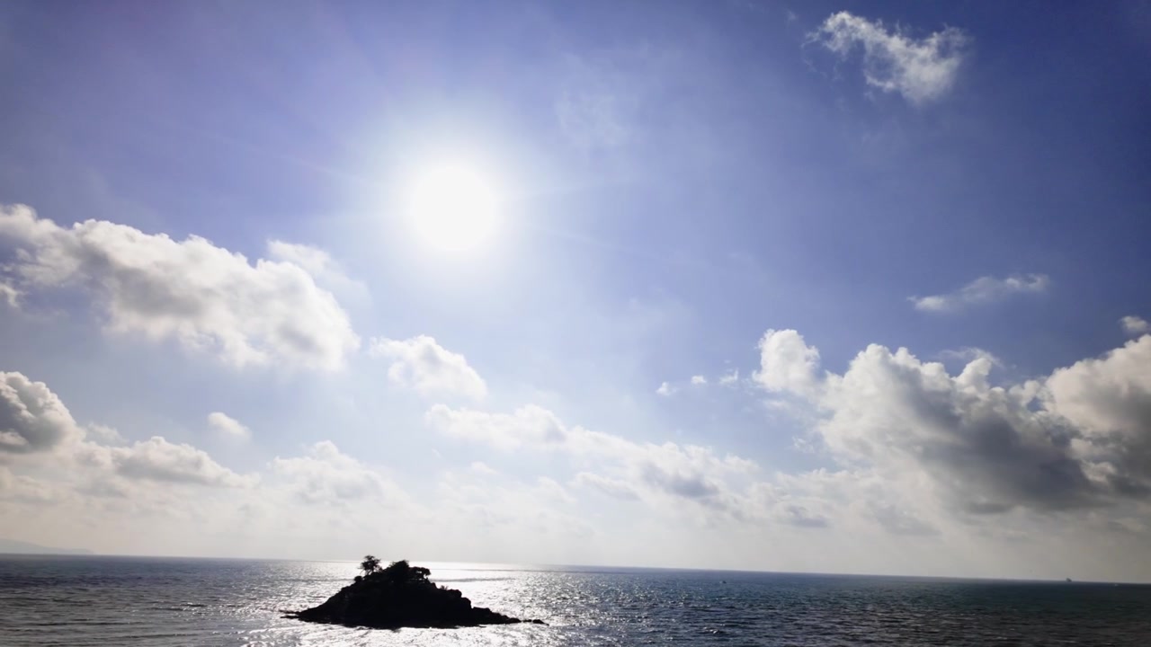 コンビエン・ニン・フォンから、海と雲の景色が広がっています。人々がその美しい景色を楽しんでおり、空は青と白に彩られています。