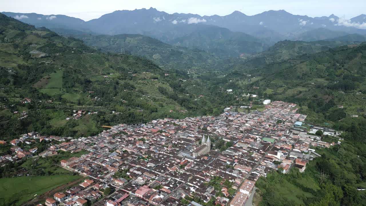 jardin town antioquia colombia 공중 무인 항공기 메 델린 주간 축소 근처 산 계곡 교회 위를 비행