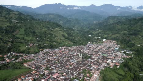 jardin town antioquia colombia dron aéreo volando sobre la iglesia del valle de la montaña cerca de medellin durante el día zoom out