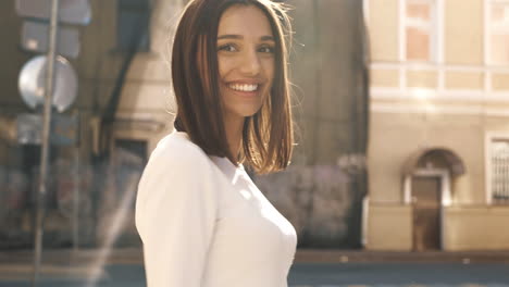 mujer sonriente en la ciudad