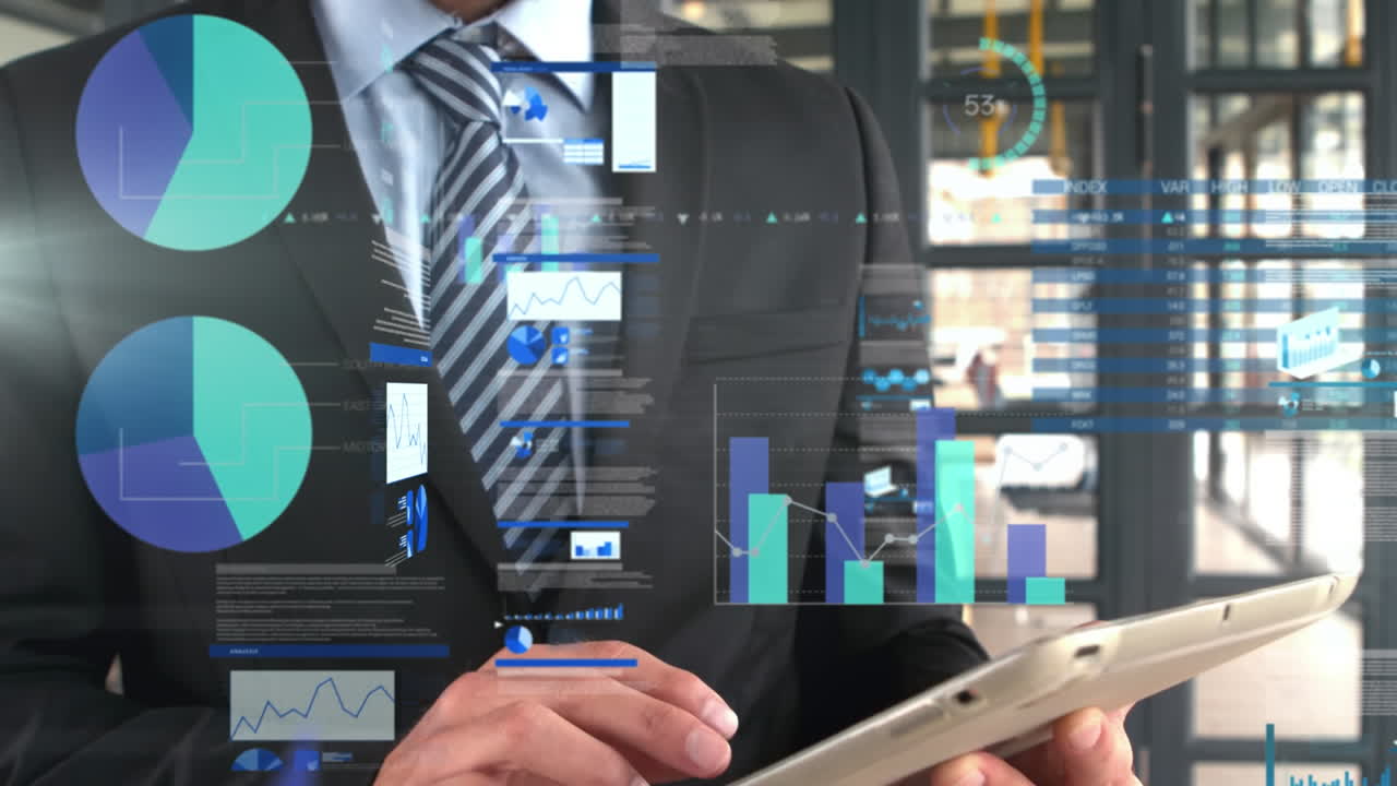 animación del procesamiento de datos financieros sobre empresario caucásico usando tableta en la oficina.