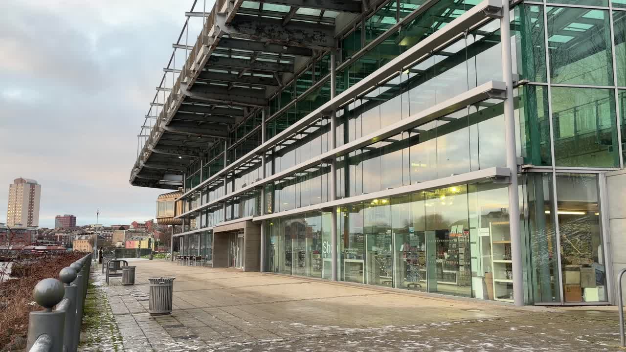 Exterior de arquitectura de cristal moderna en el National Glass Centre, edificio cultural contemporáneo junto al río Wear, monumento urbano de la ciudad