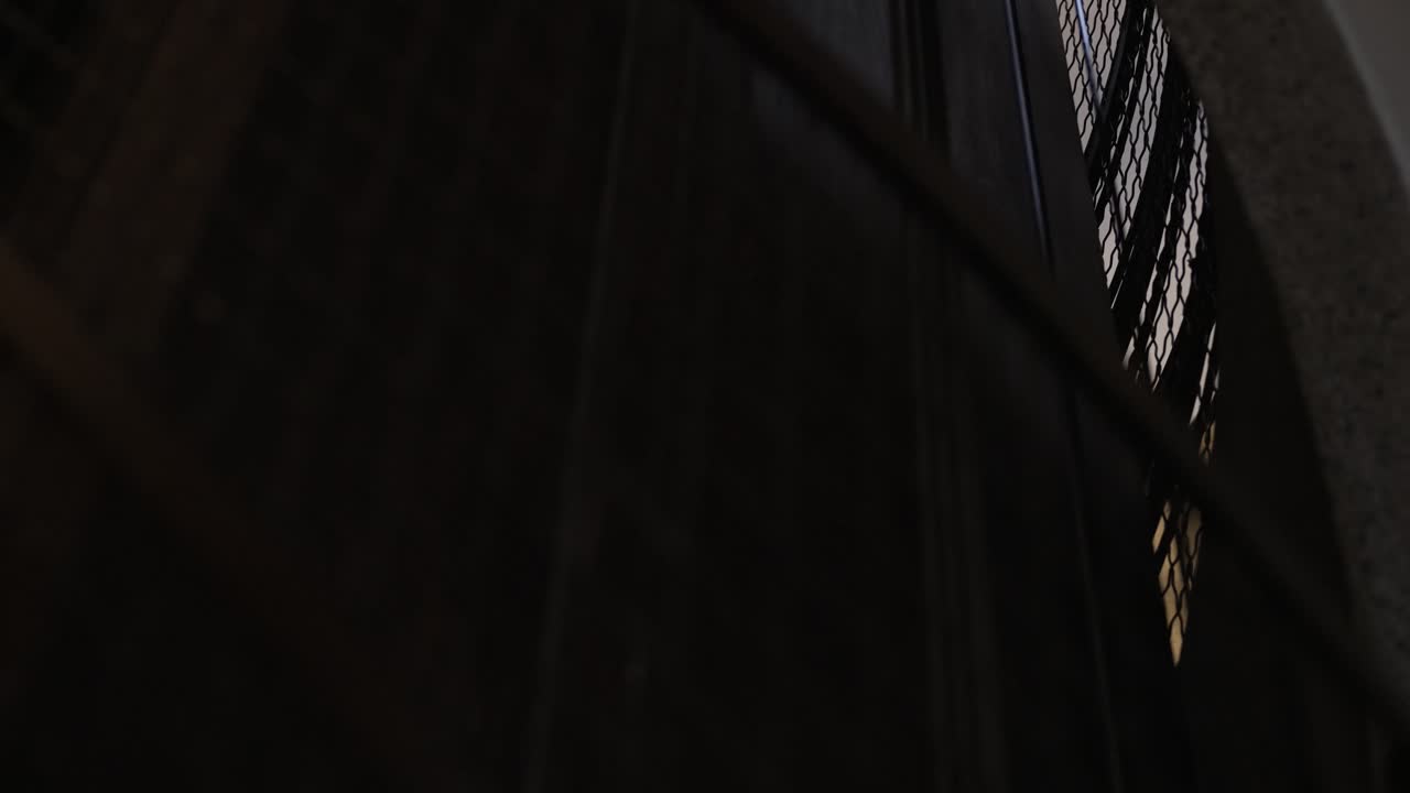 hueco del ascensor antiguo que desciende y baja a través de un edificio antiguo