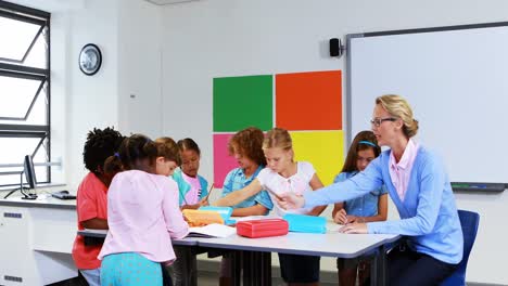 Lehrer-Helfen-Kindern-Bei-Ihren-Hausaufgaben-Im-Klassenzimmer