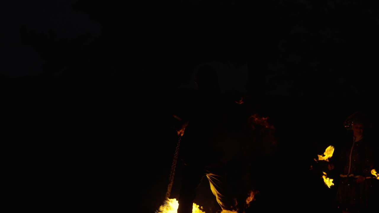 밤의 포이 화재 공연