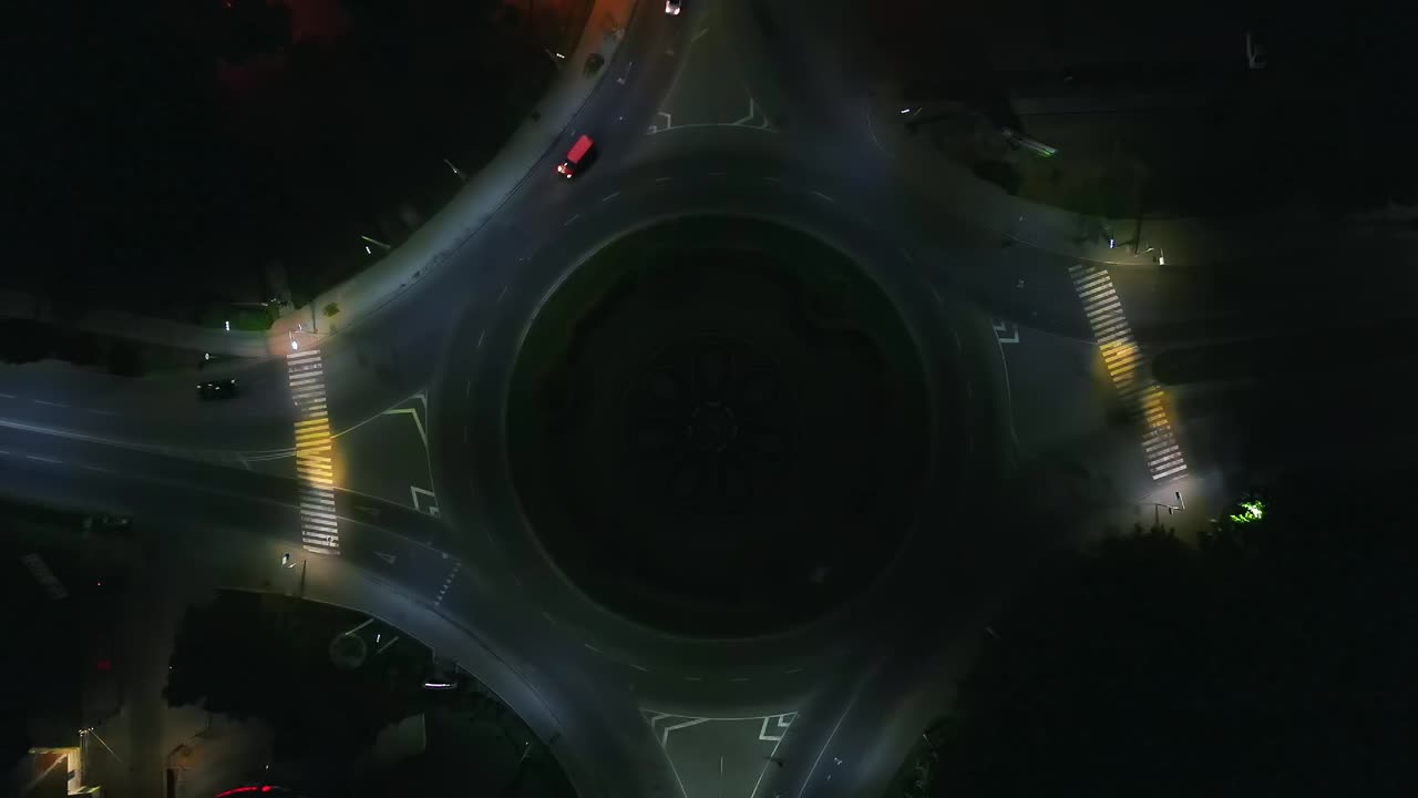 작은 유럽 도시 에서 밤 에 순환 자동차 와 함께 순환 도로 의 공중 시상 시간 간격