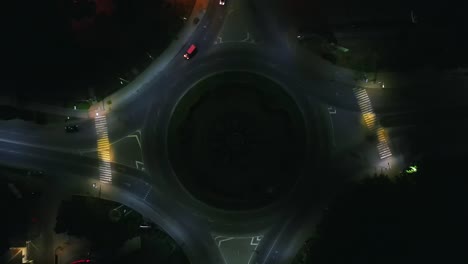 vista aérea del lapso de tiempo de la carretera de circunvalación con coches circulares por la noche en una pequeña ciudad europea