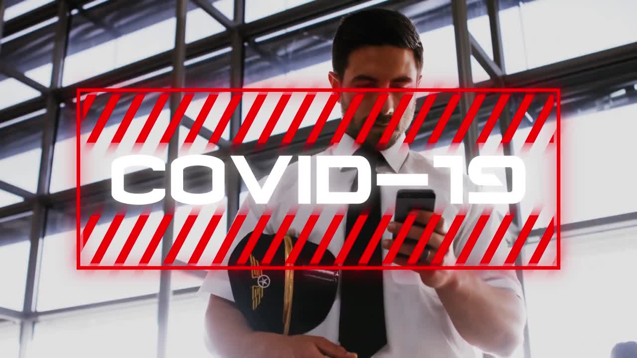 animación del texto de covid-19 sobre un piloto caucásico usando un teléfono inteligente en el aeropuerto