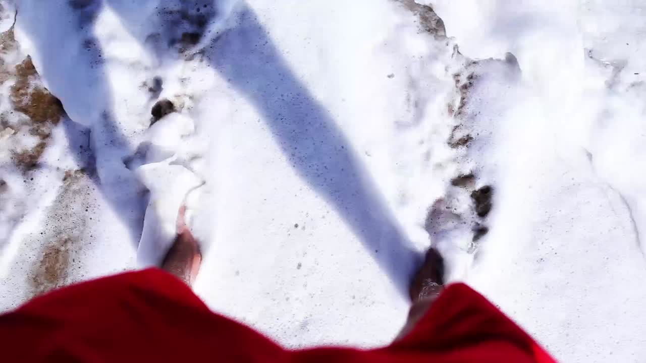 해변 가장자리를 걷다