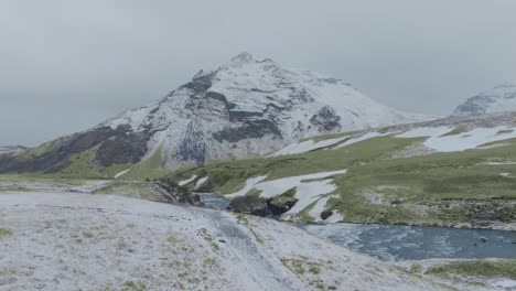 Luftaufnahme-Einer-Wanderung-Auf-Dem-Haifoss-In-Island,-Winterzeit