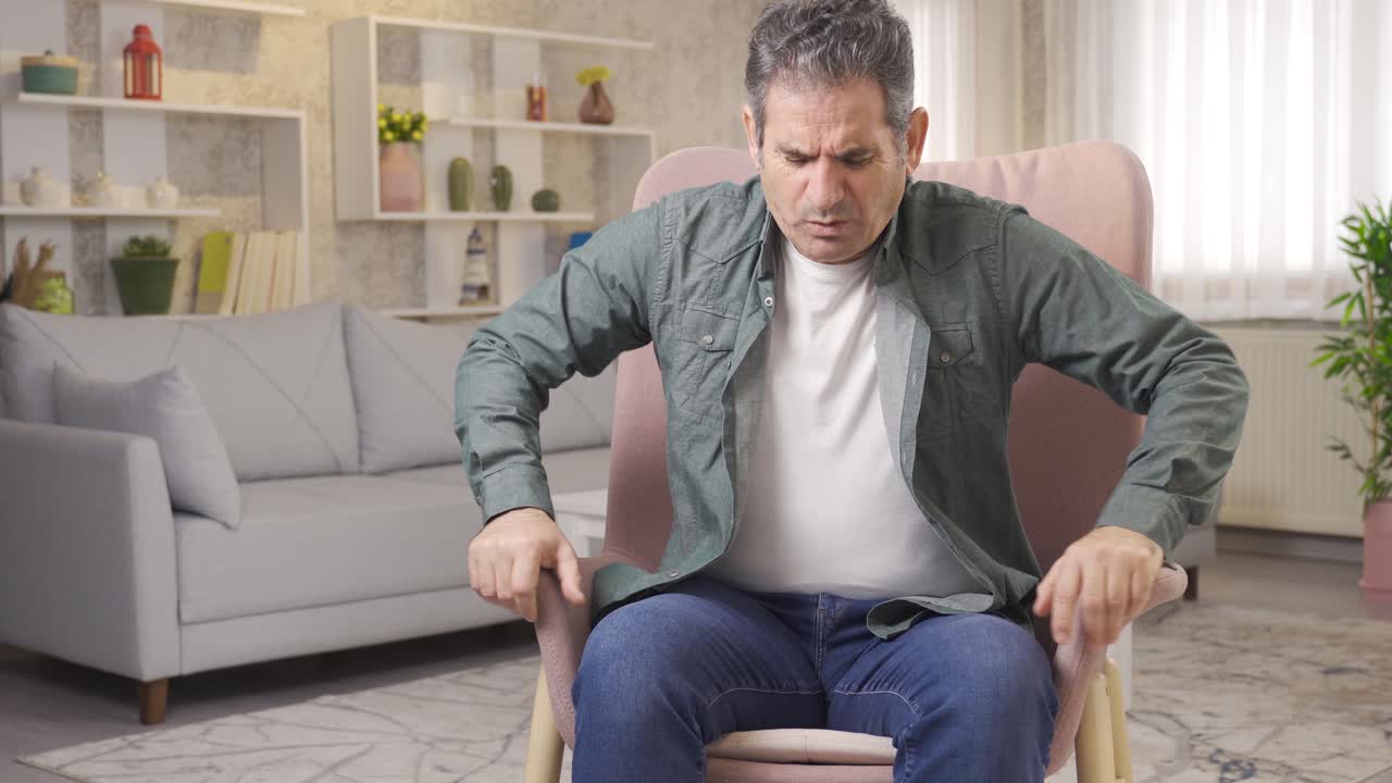 The man with rheumatic diseases has sore knees and has difficulty moving.