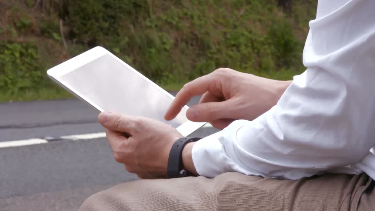 태블릿 pc 를 사용하는 남자