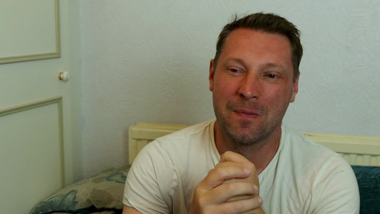 hombre teniendo una charla feliz con un amigo