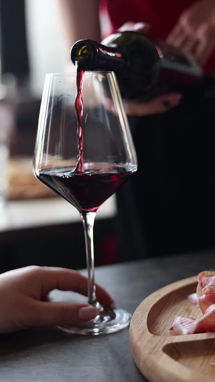 Verter vino tinto