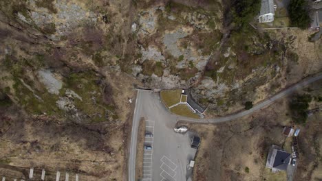 vista panorámica del estacionamiento en lofoten al final de la e10 a finales del invierno en abril.