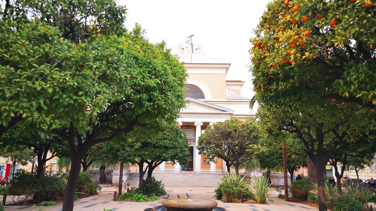 Nice, Fransa'da bulunan ve ağaçlarla çevrili Église Saint-Jean-Baptiste – le Vœu Katolik kilisesi