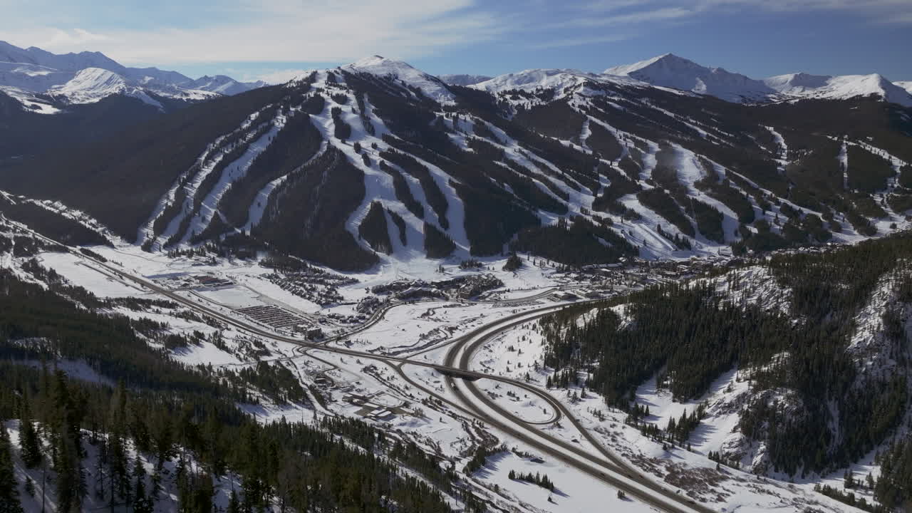 montaña de cobre colorado invierno diciembre navidad avión no tripulado paisaje cinematográfico i70 leadville silverthorne vail aspen diez millas de rango cielo azul nubes más allá de las montañas rocosas paralaje hacia adelante zoom