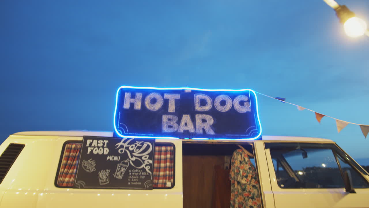 여름 축제 에서 꽃걸이 를 들인 음식 트럭