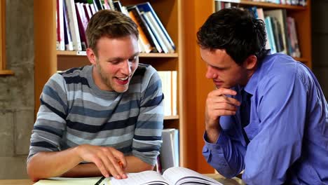 conferenciante ayudando a un joven estudiante en la biblioteca