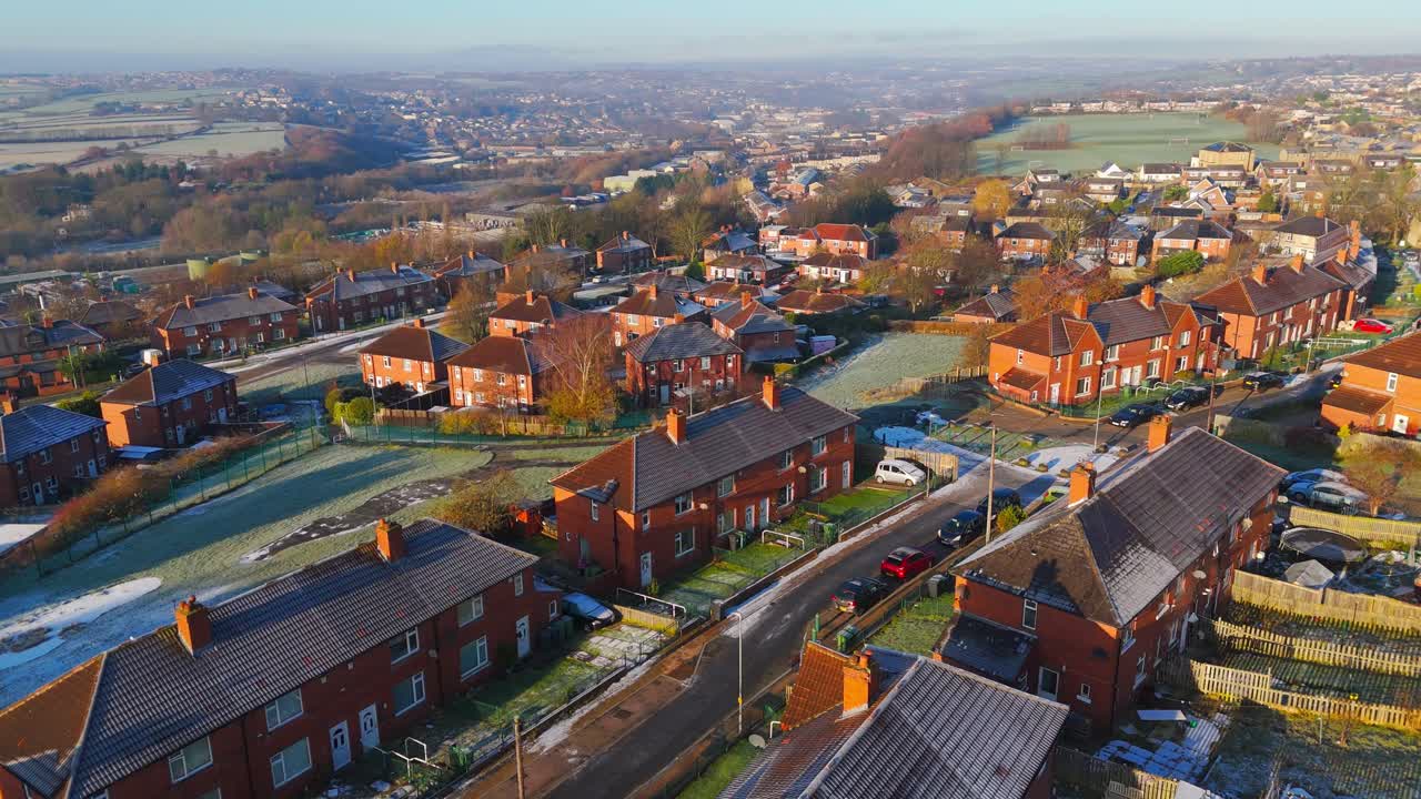 la vista de invierno del ojo de drone captura el típico desarrollo de viviendas de propiedad del consejo urbano del reino unido de dewsbury moor estate con casas adosadas de ladrillo rojo y el industrial yorkshire