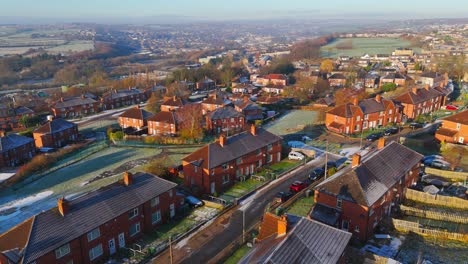 Die-Winteransicht-Aus-Der-Drohnenperspektive-Erfasst-Die-Typische-Britische-Städtische-Wohnsiedlung-Des-Dewsbury-Moore-Council-Estate-Mit-Reihenhäusern-Aus-Rotem-Backstein-Und-Dem-Industriellen-Yorkshire