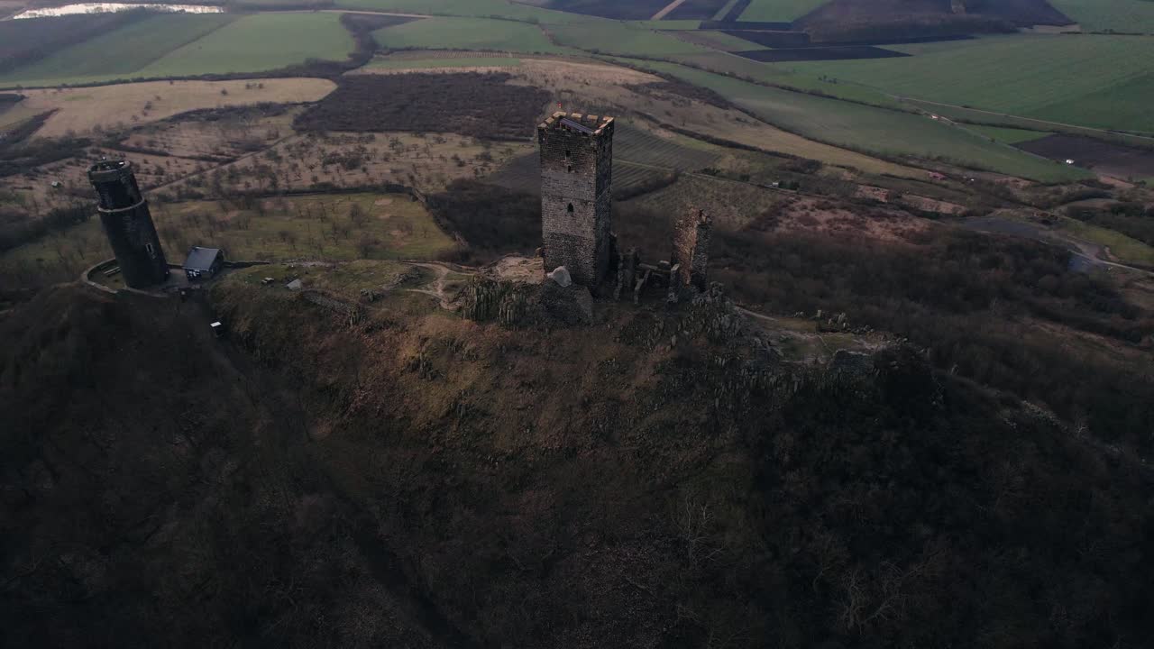 vista superior revelada por un avión no tripulado, torre medieval del castillo de hazmburk en la cima de una colina, república checa