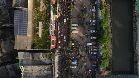 vista superior de la multitud en la calle al lado del edificio de gran altura