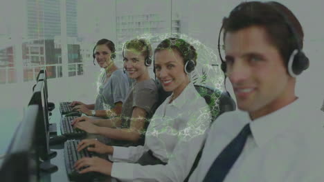 animación del cerebro humano sobre personas de negocios que usan auriculares de teléfono