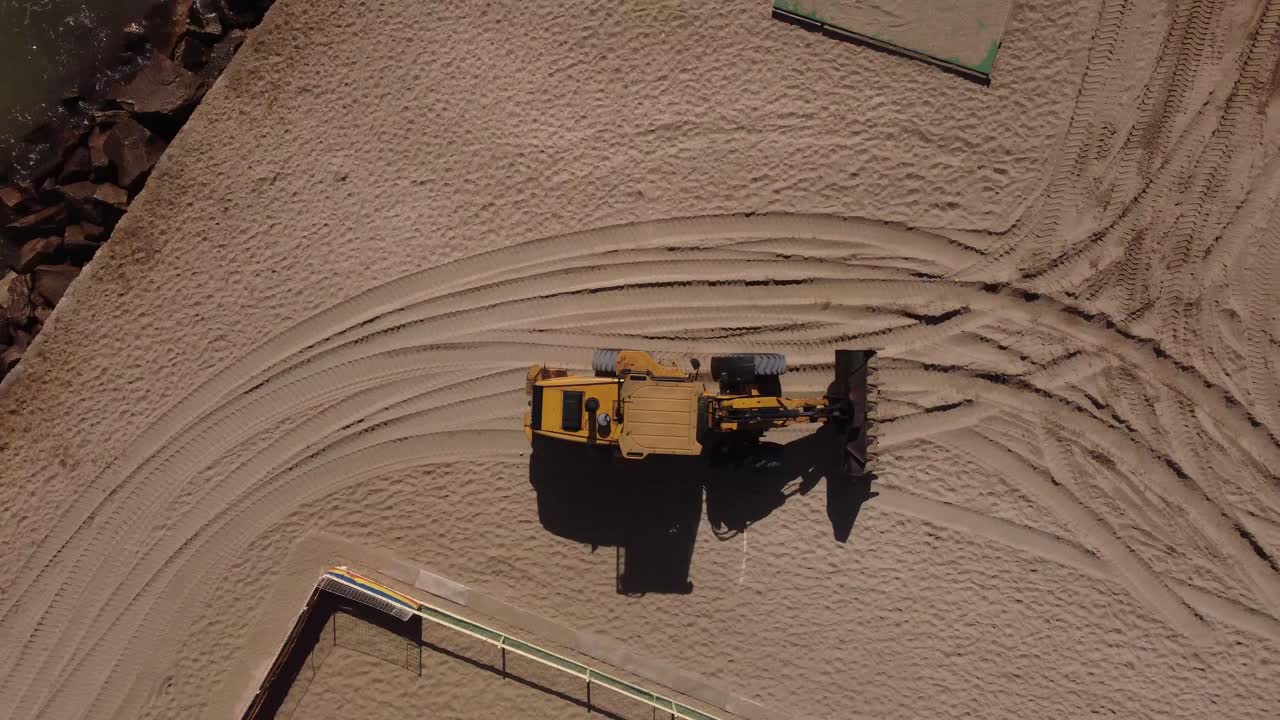 아르헨티나의 마르 델 플라타 해변에서 운전하는 굴삭기