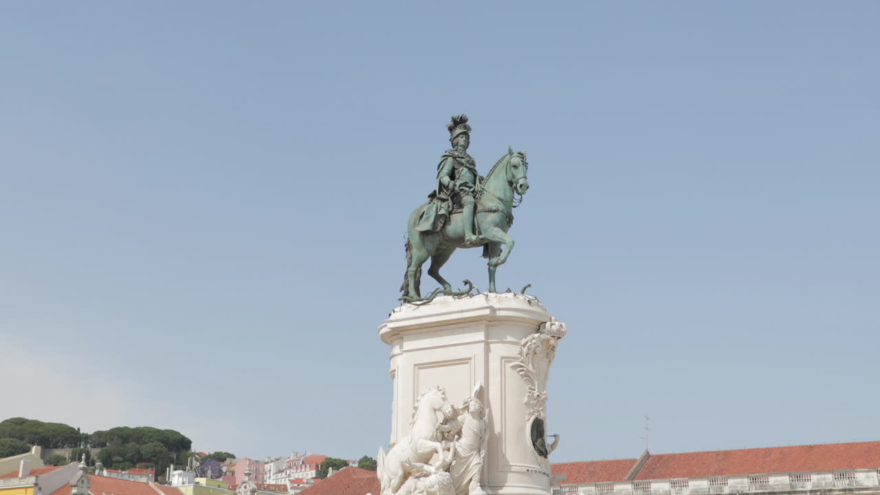 Statua equestre in bronzo di Re Giuseppe I al centro di Praça do Comércio nella città di Lisbona, Portogallo.