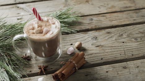 video di un bicchiere di cioccolato di natale con marshmallows e spazio di copia su sfondo di legno