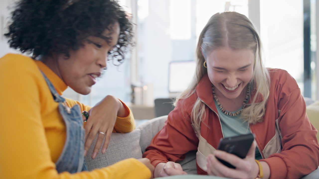 teléfono inteligente, pareja de lesbianas