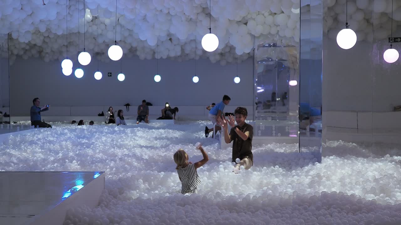 다채로운 조명과 장식으로 장난스러운 실내 공구 구이 공간