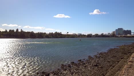 Hermosas-Y-Relajantes-Vistas-Al-Río-En-Un-Día-Ventoso-Desde-Un-Parque-Cerca-De-Una-Autopista-Y-Del-Aeropuerto-De-Sydney