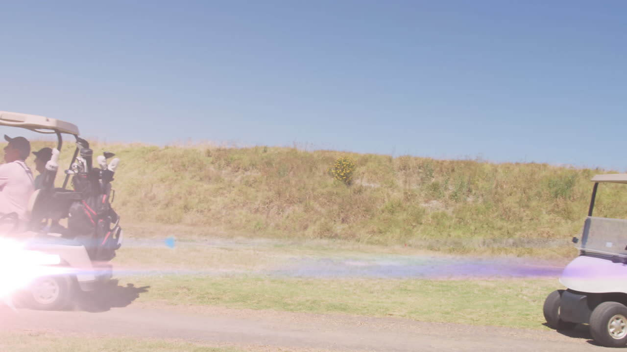 animación de rastros de luz sobre una pareja caucásica mayor jugando al golf en el campo de golf