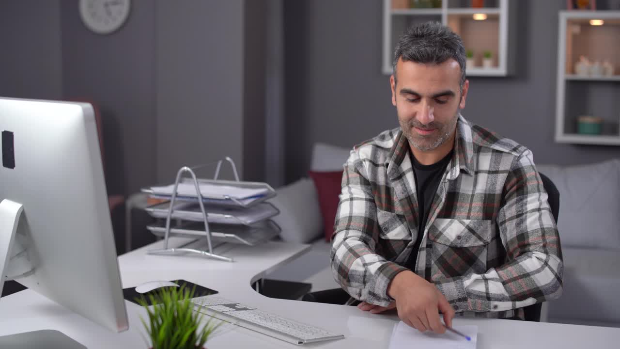 Lavoratore in smart working felice